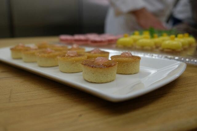 Royal sweets.jpg V sobotu se budou podávat i miniaturní Crème brûlée, koláčky zdobené panna cottou s příchutí manga a žluté makronky