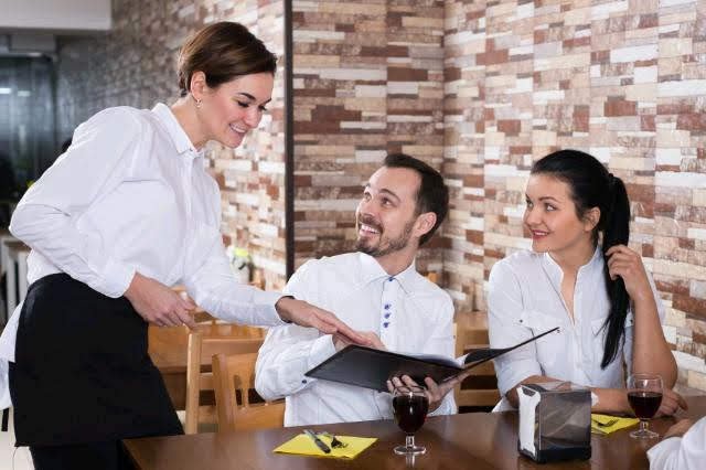 Časem ovšem získáte naprostou virtuozitu v umění zachytávat padající nádobí, sklo, příbory nebo jakékoliv jiné předměty v letu.
