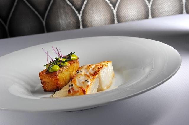 Treska, brambory Grenaille, salicornie, petrželová majonéza, kaviár.jpg Treska, brambory Grenaille, salicornie, petrželová majonéza, kaviár