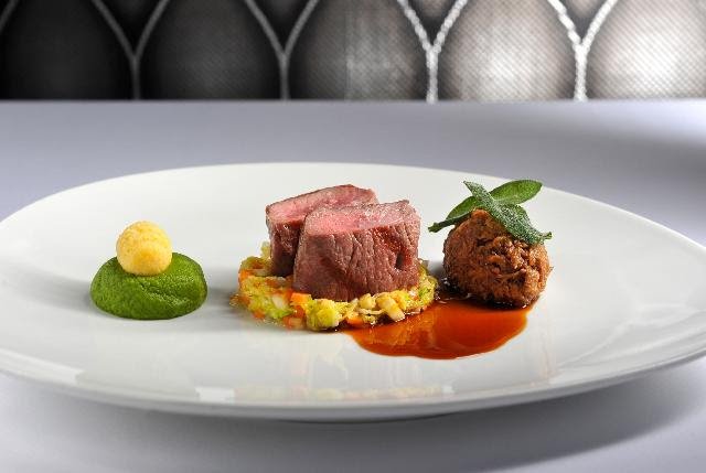 Jehněčí hřbet a konfit, růžičková kapusta, polenta, šalvěj, limetka.jpg Jehněčí hřbet a konfit, růžičková kapusta, polenta, šalvěj, limetka