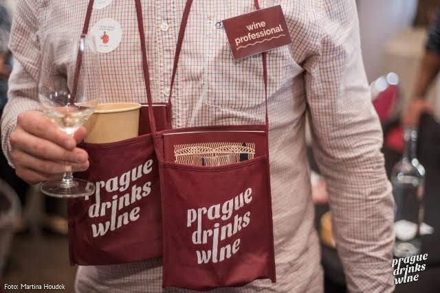 Praha pije víno.jpg Praha pije víno