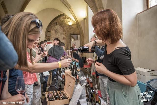 Praha pije víno.jpg Praha pije víno