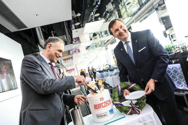zleva Carlo Capalbo, zakladatel Prague International Marathon, dnes RunCzech; Michael Specking, generální ředitel, Hilton Prague.jpg zleva Carlo Capalbo, zakladatel Prague International Marathon, dnes RunCzech; Michael Specking, generální ředitel, Hilton Prague