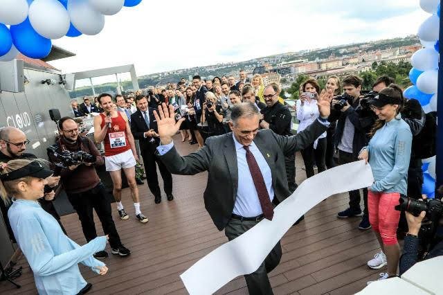 Carlo Capalbo probíhá cílovou páskou.jpg Carlo Capalbo probíhá cílovou páskou