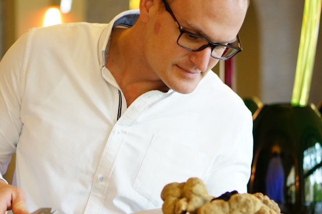 Manažer restaurace Bellevue ňufá k lanýžům.jpg Manažer restaurace Bellevue ňufá k lanýžům