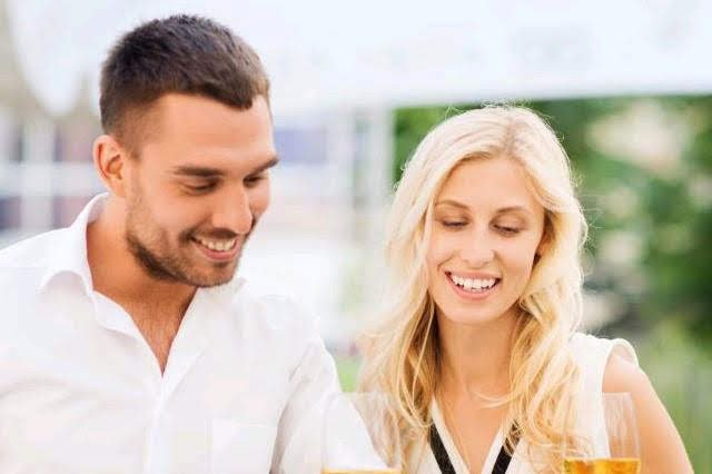 Mladý pár v restauraci, ilustrační fotografie.jpg Mladý pár v restauraci, ilustrační fotografie