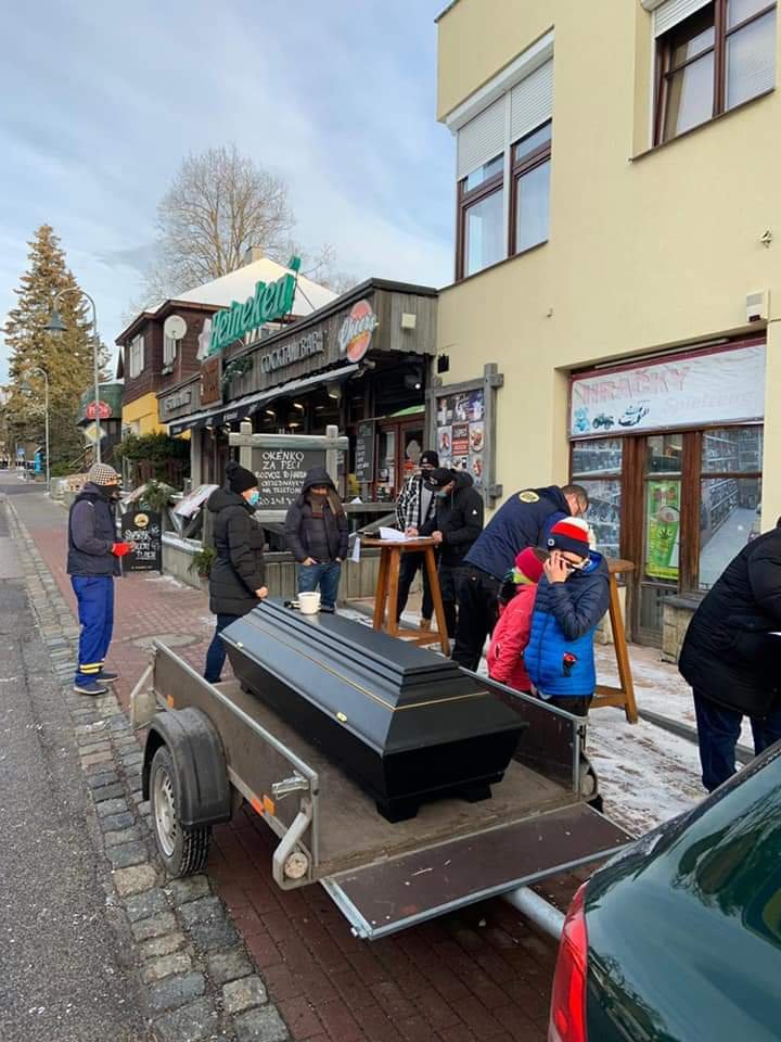 V Krkonoších symbolicky pohřbili cestovní ruch V Krkonoších symbolicky pohřbili cestovní ruch
