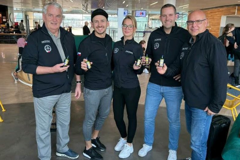 Český tým před odletem z Paříže.jpg Český tým před odletem z Paříže