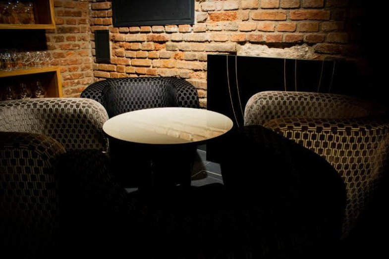 Vinograf na Vinohradech s nábytkem od Modernisty.jpg Vinograf na Vinohradech s nábytkem od Modernisty