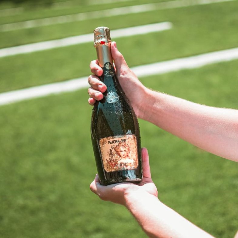 Stříbro z Frankfurtu pro Mucha Sekt Demi Sec.jpg Stříbro z Frankfurtu pro Mucha Sekt Demi Sec