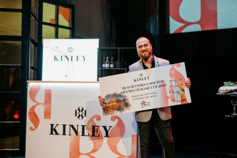 Vítězem Kinley Grand Cocktail Cup se stal Jarda Jeřábek.jpg Vítězem Kinley Grand Cocktail Cup se stal Jarda Jeřábek