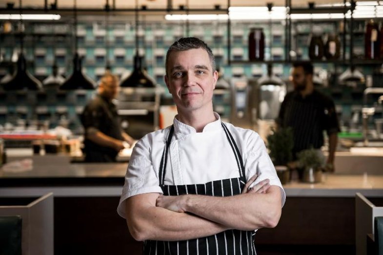 Valentýnské menu připravil šéfkuchař David Rejhon se svým týmem, foto The Artisan.jpg Valentýnské menu připravil šéfkuchař David Rejhon se svým týmem, foto The Artisan