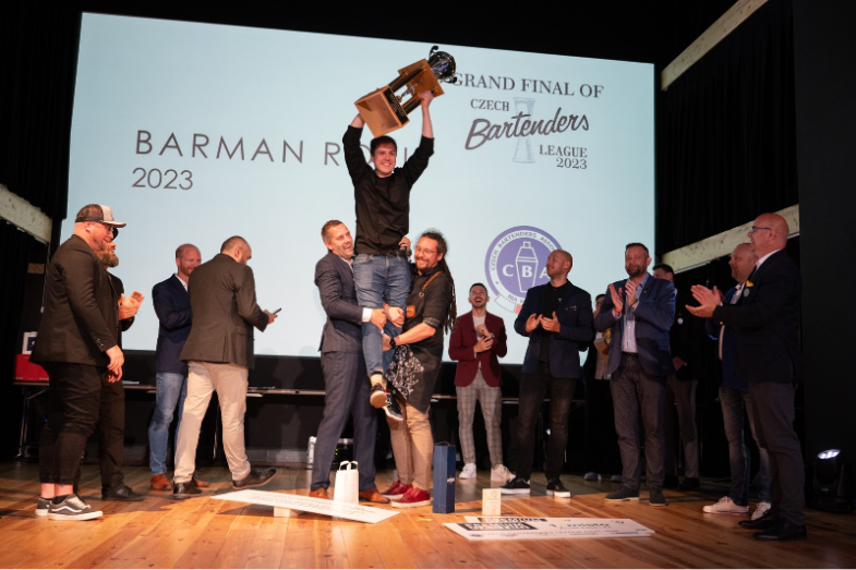 Barmanem roku je Jan Dinstpír, foto CBA/Jan Brettschneider.png Barmanem roku je Jan Dinstpír, foto CBA/Jan Brettschneider