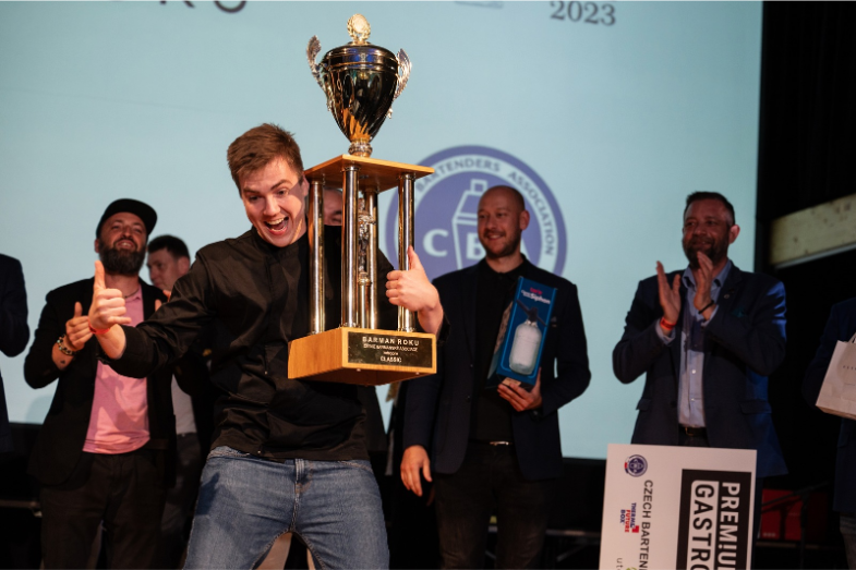 Barmanem roku je Jan Dinstpír, foto CBA/Jan Brettschneider.png Barmanem roku je Jan Dinstpír, foto CBA/Jan Brettschneider