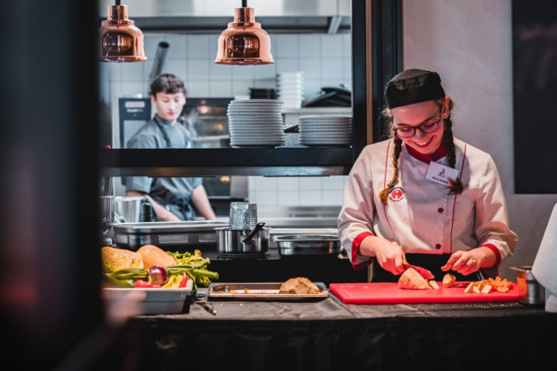 Do soutěže může škola přihlásit dva reprezentanty z posledního ročníku kuchařského oboru, nebo se může kdokoliv přihlásit sám.png Do soutěže může škola přihlásit dva reprezentanty z posledního ročníku kuchařského oboru, nebo se může kdokoliv přihlásit sám