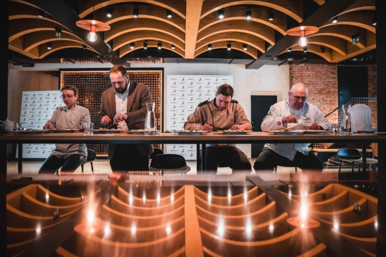 Do soutěže může škola přihlásit dva reprezentanty z posledního ročníku kuchařského oboru, nebo se může kdokoliv přihlásit sám.png Do soutěže může škola přihlásit dva reprezentanty z posledního ročníku kuchařského oboru, nebo se může kdokoliv přihlásit sám