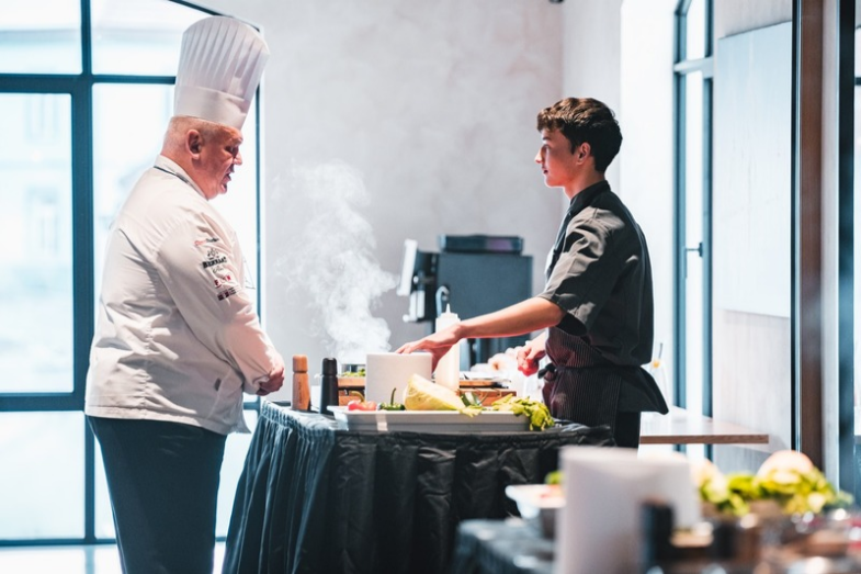 Do soutěže může škola přihlásit dva reprezentanty z posledního ročníku kuchařského oboru, nebo se může kdokoliv přihlásit sám.png Do soutěže může škola přihlásit dva reprezentanty z posledního ročníku kuchařského oboru, nebo se může kdokoliv přihlásit sám
