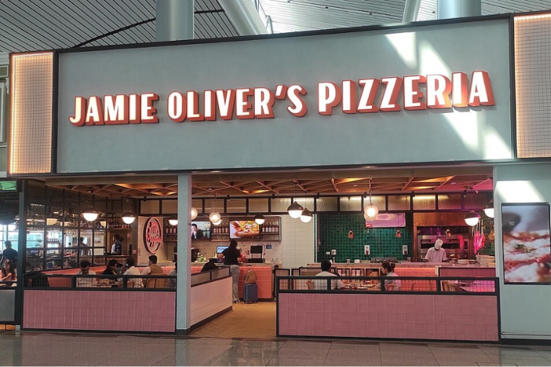 Jamie Oliver's Pizzeria at Rajiv Gandhi International Airport, Hyderabad, India, zdroj: Wikipedia Commons, autor: KnowDeath, licence: CC BY-SA 4.0